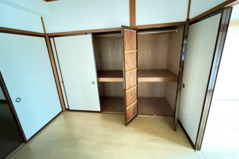 押入