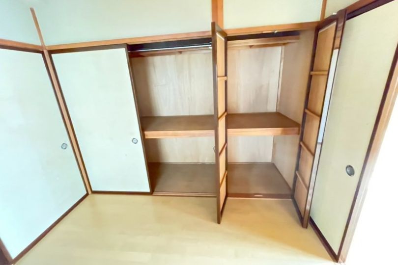 押入