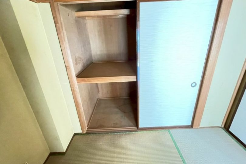 押入