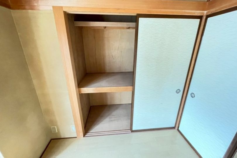 押入