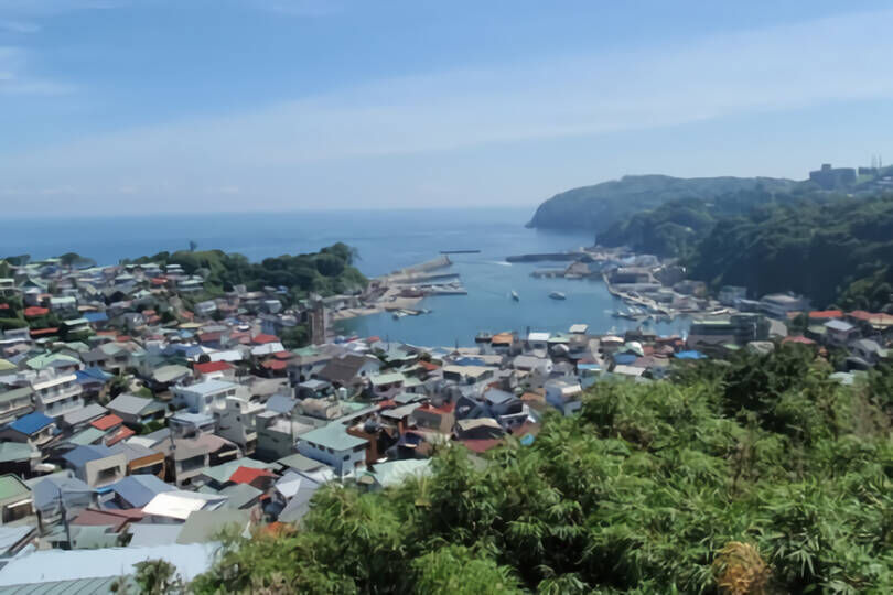 真鶴町真鶴 半島岬へ向かうバス通り沿い 海一望