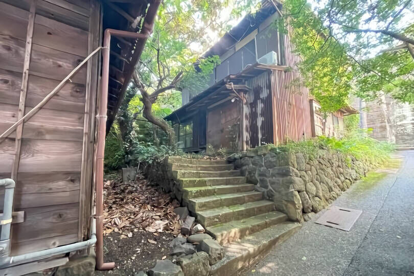 熱海市伊豆山 バス停歩1分でアクセス良好 古家付き約...