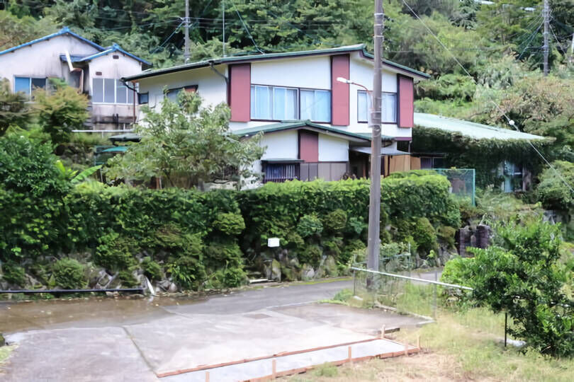熱海市泉　枯山水と芝の広い庭、自然の中で過ごす温泉付...