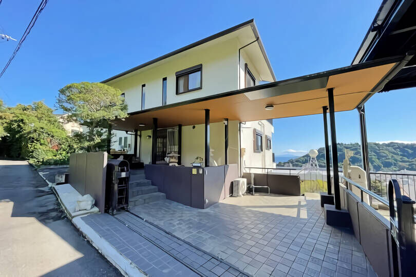 湯河原町城堀　町並み、山並み、初島浮かぶ水平線を望む...