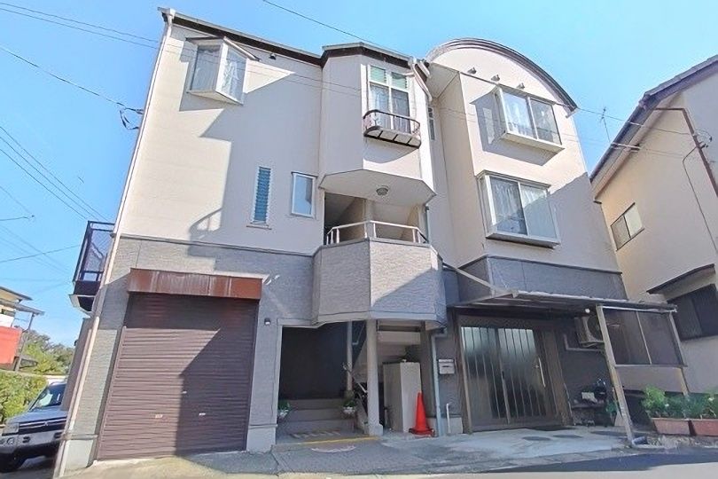 真鶴町真鶴 真鶴駅徒歩10分 事務所付3階建大型住宅...
