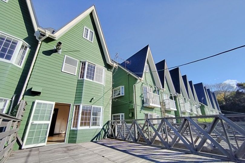 アーバンヴィラ湯河原 広々ウッドデッキ付き3階建テラ...